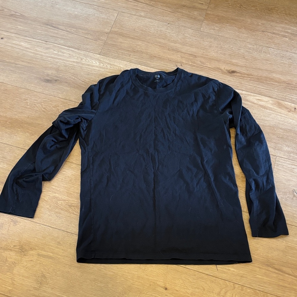 Uniqlo Men's black Long Sleeve Tee